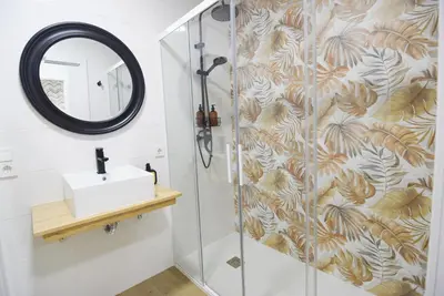Un baño de BAJO 23 con FACIL APARCAMIENTO