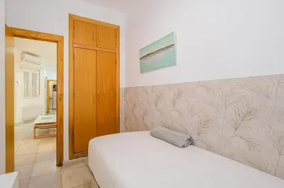 Cama o camas de una habitación en Bonito y muy fresco apartamento con patio privado