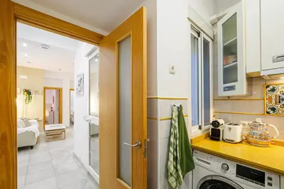 Una cocina o zona de cocina en Bonito y muy fresco apartamento con patio privado