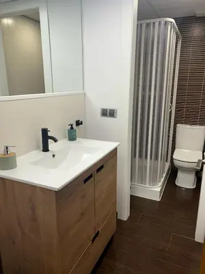Un baño de Apartamento parking y piscina incluido