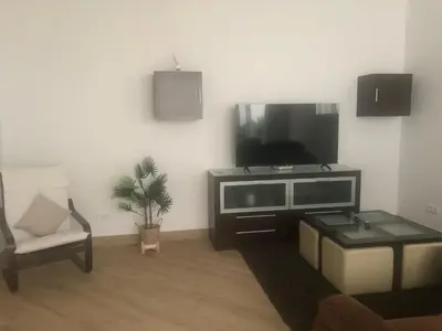 Una televisión o centro de entretenimiento en San Fernando