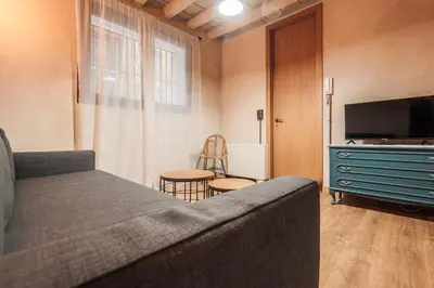 Una televisión o centro de entretenimiento en Encantador apartamento con patio en Macarena