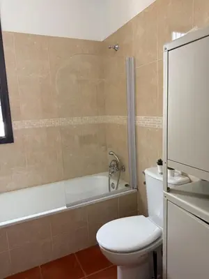 Un baño de #1 HABITACIÓN DOBLE con baño compartido SEVILLA DELUXE LOS ROSALES