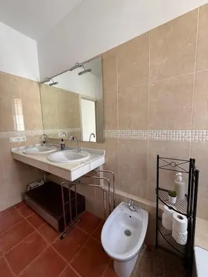 Un baño de #1 HABITACIÓN DOBLE con baño compartido SEVILLA DELUXE LOS ROSALES