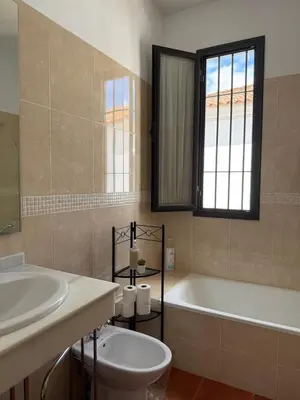 Un baño de Habitación Triple con baño compartido SEVILLA DELUXE LOS ROSALES