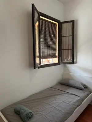 Cama o camas de una habitación en Habitación Triple con baño compartido SEVILLA DELUXE LOS ROSALES