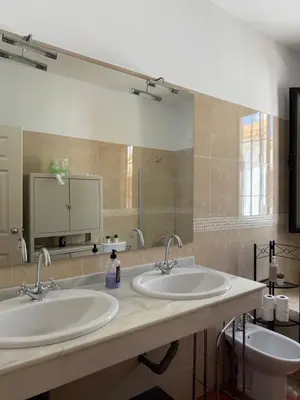 Un baño de Habitación Triple con baño compartido SEVILLA DELUXE LOS ROSALES