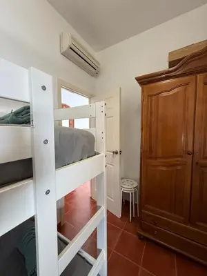 Cama o camas de una habitación en Habitación Triple con baño compartido SEVILLA DELUXE LOS ROSALES