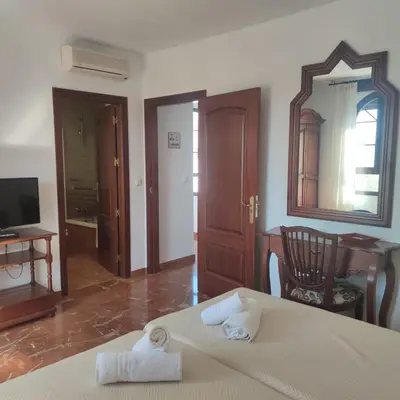 Una televisión o centro de entretenimiento en Hotel La Ribera