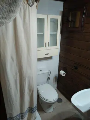 Un baño de Mágina Dream Pegalajar Dormitorios disponibles según número huéspedes