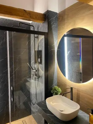 Un baño de VELALMA -Edificio exclusivo de apartamentos turisticos en Centro histórico-JAEN