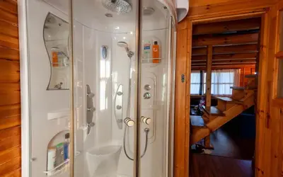 Un baño de Cabaña 45 by Villamya
