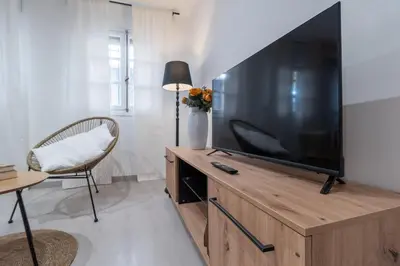 Una televisión o centro de entretenimiento en Califato Premium