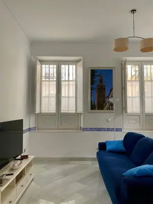 Una televisión o centro de entretenimiento en Santa Cruz - Luxurious City Center Boutique Apartment - FREE PARKING