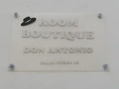 Certificado, premio, señal o documento que está expuesto en Room Boutique Don Antonio