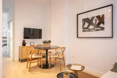 Una televisión o centro de entretenimiento en Suite Cozy