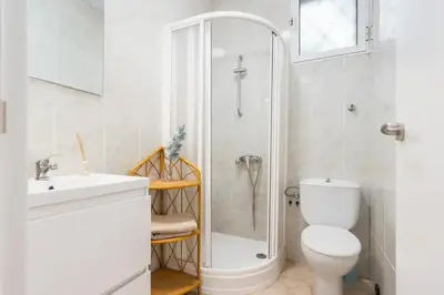 Un baño de Bright Apartment in Seville with Private Garden