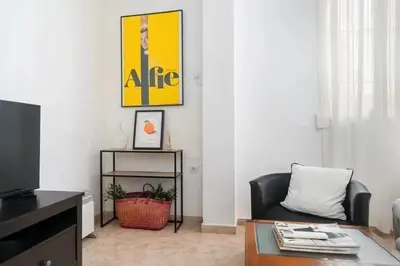 Una televisión o centro de entretenimiento en Bright Apartment in Seville with Private Garden
