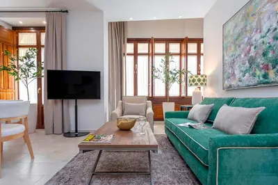 Una televisión o centro de entretenimiento en Genteel Home Templo Romano