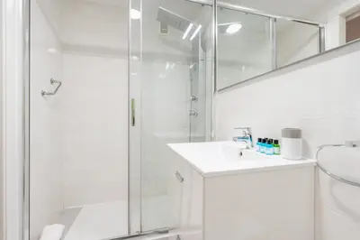 Un baño de Panther Home San Roque
