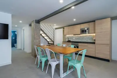 Una cocina o zona de cocina en Buhaira suites, free parking and subway