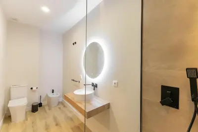 Un baño de Acacias City Center by Valcambre