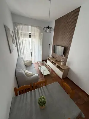 Una televisión o centro de entretenimiento en El Rincón del Tuno