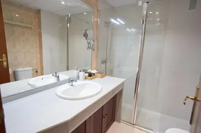 Un baño de Apartamento con piscina solo en temporada