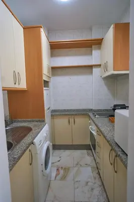 Una cocina o zona de cocina en Apartamento con piscina solo en temporada