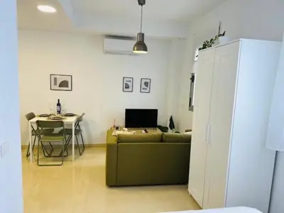 Una televisión o centro de entretenimiento en Apartamentos Macarena Centro Histórico