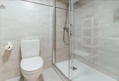 Un baño de Refugio Vanguardista Free parking