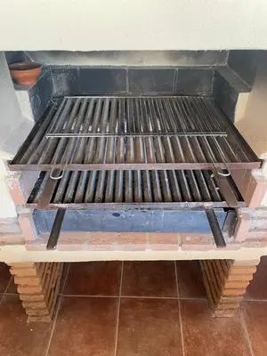 Barbacoa disponible para clientes en la casa o chalet