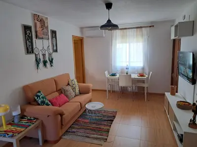 Una televisión o centro de entretenimiento en Sol y Olivos Apartamento céntrico en zona de aparcamiento gratuito