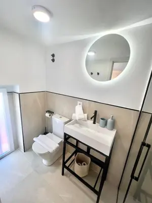 Un baño de ISG Apartments Faustino 45-0
