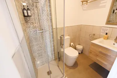 Un baño de El ático de Osario 5 con terraza - Great location