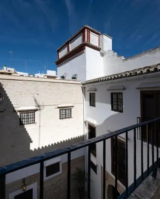 Edificio en el que se encuentra el hostal o pensión