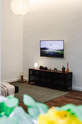 Una televisión o centro de entretenimiento en Suite Feria