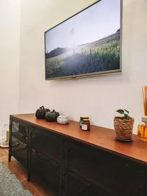 Una televisión o centro de entretenimiento en Suite Feria