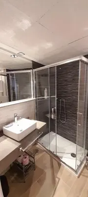 Un baño de Apartmento 2 dormitorios - Centro Sevilla - Puerta Osario