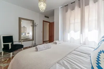 Cama o camas de una habitación en Apartamento con Parking El Patio de La Muralla
