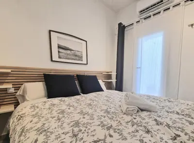 Cama o camas de una habitación en Nice 2-bedroom apartment in downtown Seville Dionisio