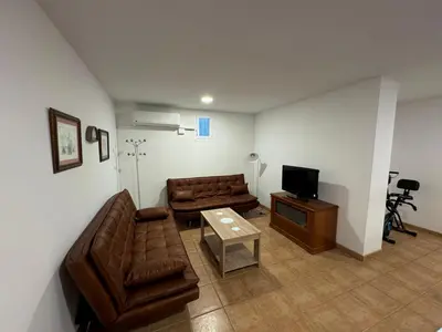 Una televisión o centro de entretenimiento en Casa El Duende de las Jaras, Alojamiento Rural
