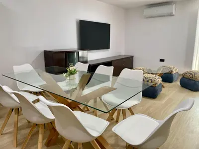 Una televisión o centro de entretenimiento en Geysotur Balcón Torre de la Mézquita