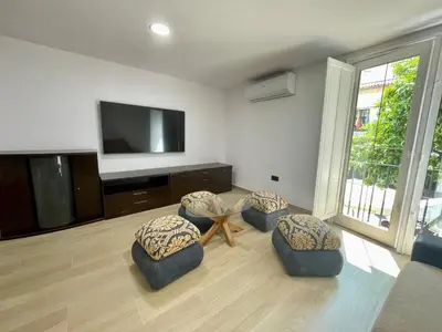 Una televisión o centro de entretenimiento en Geysotur Balcón Torre de la Mézquita