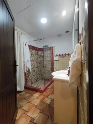 Un baño de Casa de los Arcos Parking Free en las inmediaciones