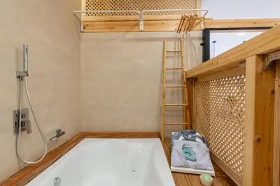 Un baño de Little Palace, jacuzzi privado