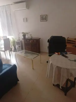 Zona de estar de Solo con hora de llegada