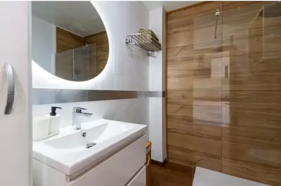 Un baño de Estudio moderno con parking, frente al Palacio de Congresos