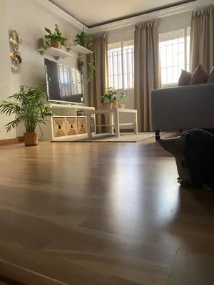 Una televisión o centro de entretenimiento en habitacion acogedora con limpieza incluida- buena conexion