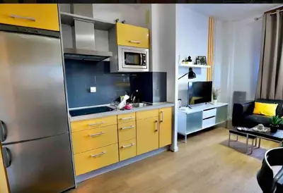 Una cocina o zona de cocina en Precioso estudio con parking